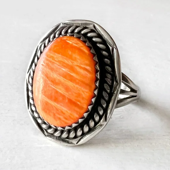 Vintage NATIVE Navajo Spiny Oyster Shell & Sterling Silver Southwestern Ring - Picture 4 of 11